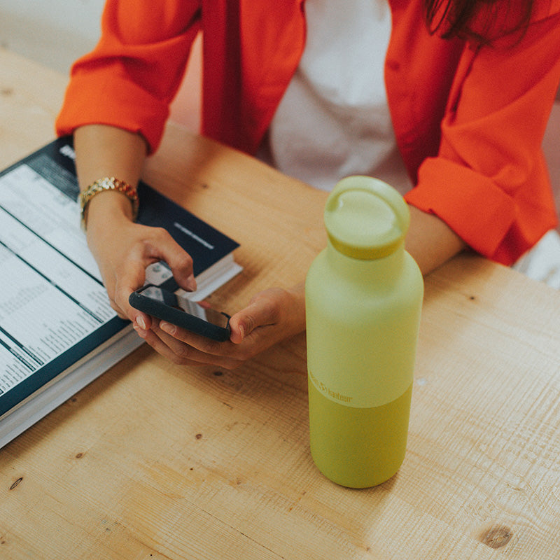 daily-on-the-go-set-q0 20oz_rise_classic_insulated_bottle_acacia_worker_phone_square.jpg