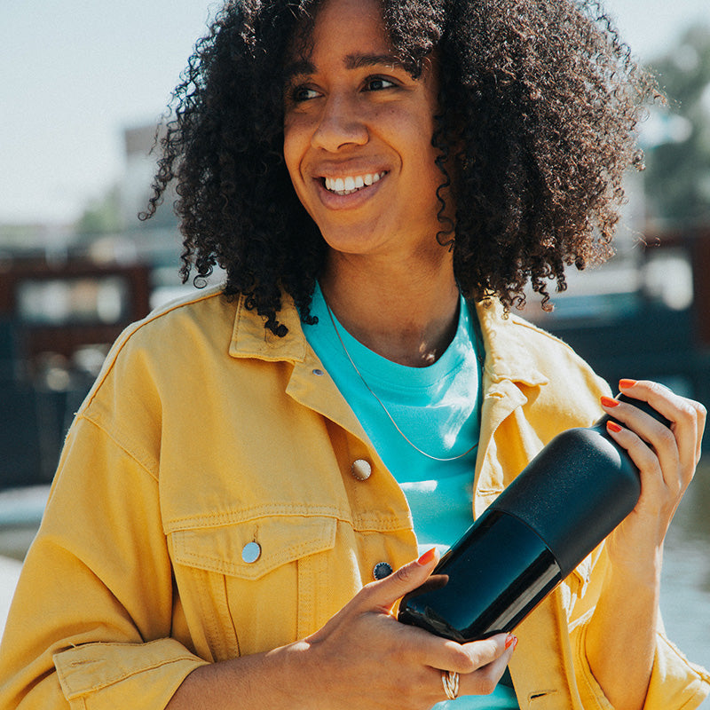 daily-on-the-go-set-q0 20oz_rise_classic_insulated_bottle_black_woman_smile_square.jpg