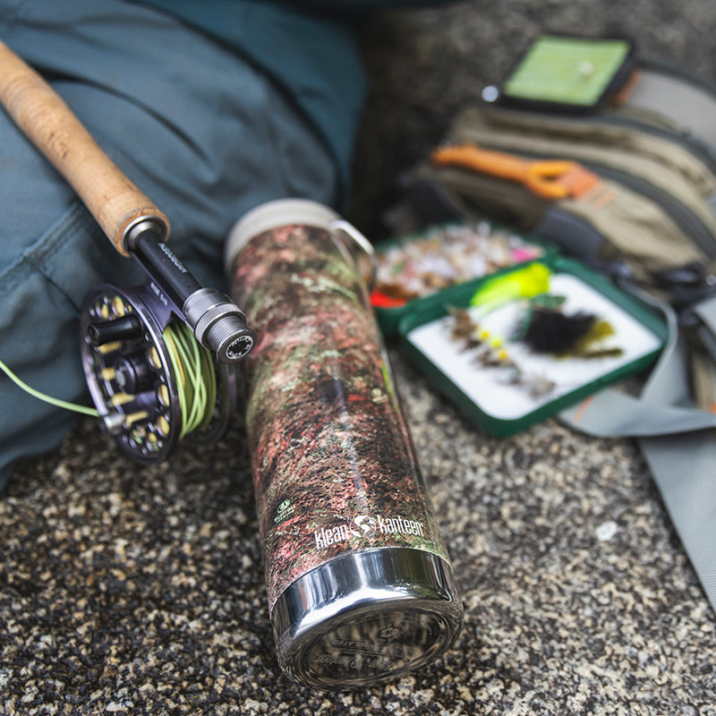 20oz-tkwide-with-cafe-cap-mossy-oak-u6 20oz_tumbler_mossyoak_rainbowtrout_flyfish_top_square.jpg