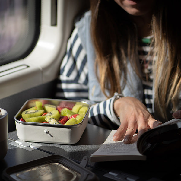 23oz-rise-food-box-lunch-y7 rise_food_lunch_box_lunch_tofu_train_fruit_reading_square.jpg
